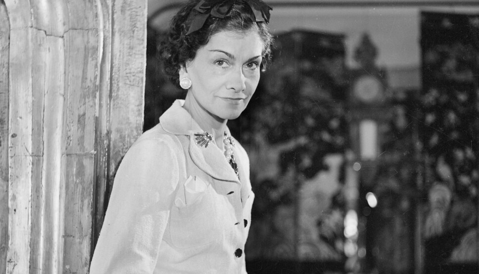 Coco Chanel hadde et forhold til en tysk offiser under krigen. Da krigen var over, var det kroken på døra for Chanel, og Coco flyttet til Sveits. Der bodde hun i ni år. Coco Chanel hadde et forhold til en tysk offiser under krigen. Da krigen var over, var det kroken på døra for Chanel, og Coco flyttet til Sveits. Der bodde hun i ni år.