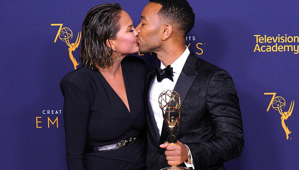 Digger henne uansett: Verken en dårlig dag eller koseklær, ser ut til å skremme bort John Legend. Digger henne uansett: Verken en dårlig dag eller koseklær, ser ut til å skremme bort John Legend.