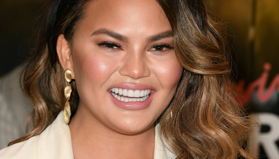 GIKK HARDT INN: Chrissy Teigen ga alt i «Hot Ones»-intervjuet hun nylig gjorde, faktisk så mye at hun måtte til legen etterpå. GIKK HARDT INN: Chrissy Teigen ga alt i «Hot Ones»-intervjuet hun nylig gjorde, faktisk så mye at hun måtte til legen etterpå.