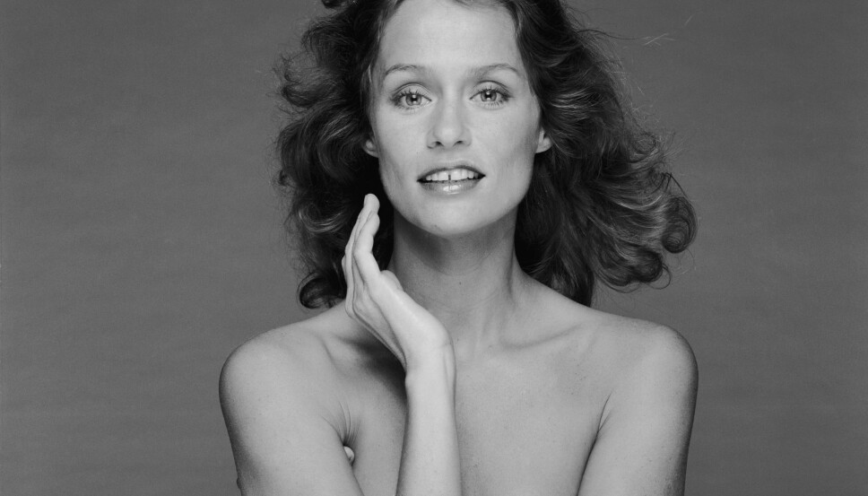 Lauren Hutton holder fortsatt koken som modell. I 2017 ble hun, i en alder av 74 år, den eldste kvinnen som noensinne har prydet forsiden av Vogue. Lauren Hutton holder fortsatt koken som modell. I 2017 ble hun, i en alder av 74 år, den eldste kvinnen som noensinne har prydet forsiden av Vogue.