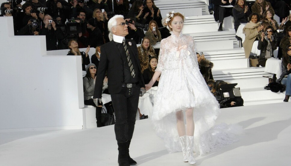 Lily Cole var både modell og skuespiller, og var kjent for sitt dukkeaktige utseende. Her avslutter hun Chanel-showet, sammen med kreativ direktør Karl Lagerfeld. Lily Cole var både modell og skuespiller, og var kjent for sitt dukkeaktige utseende. Her avslutter hun Chanel-showet, sammen med kreativ direktør Karl Lagerfeld.