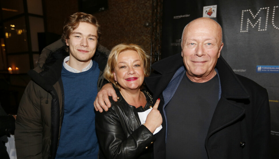 FAMILIEN SAMMEN: Jonas Hoff Oftebro, Anette Hoff og Nils Ole Oftebro på premieren for «De tre musketerer» på Folketeateret i Oslo i 2015. FAMILIEN SAMMEN: Jonas Hoff Oftebro, Anette Hoff og Nils Ole Oftebro på premieren for «De tre musketerer» på Folketeateret i Oslo i 2015.