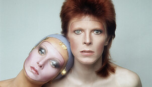 GLITTERBEVEGELSEN: David Bowie (her fotografert sammen med Twiggy) var blant de mannlige artistene som utfordret datidenes stereotypiske kjønnsroller. GLITTERBEVEGELSEN: David Bowie (her fotografert sammen med Twiggy) var blant de mannlige artistene som utfordret datidenes stereotypiske kjønnsroller.