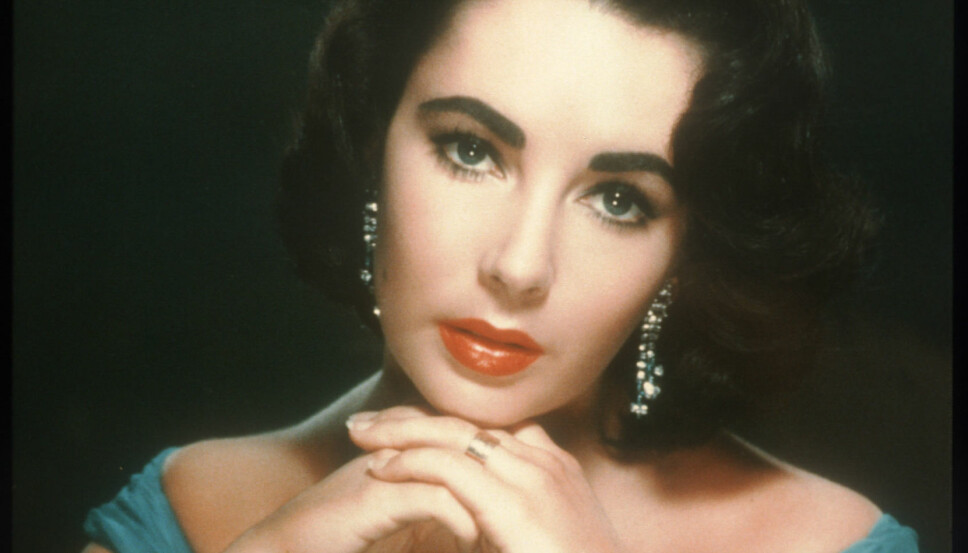 Elizabeth Taylor med røde lepper, mørke øyne og nærmest sorte øyenbryn. Elizabeth Taylor med røde lepper, mørke øyne og nærmest sorte øyenbryn.