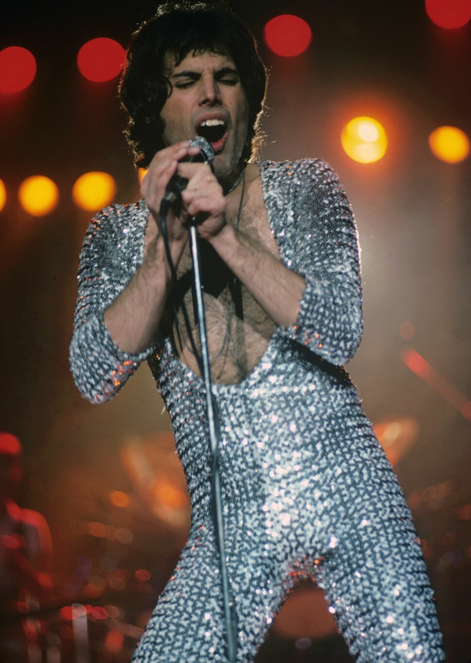 1977: Freddie på scenen i Boston i en sølvdrakt. 1977: Freddie på scenen i Boston i en sølvdrakt.