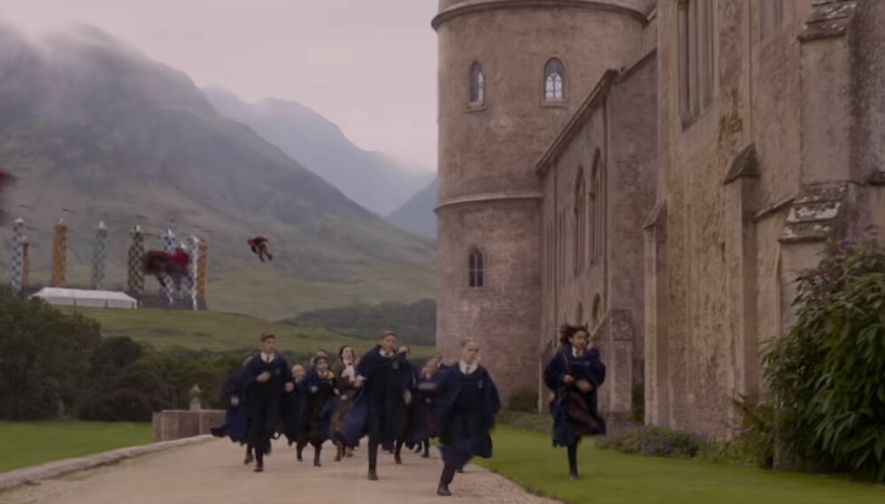 GLIMT: I denne scenen fra traileren til den siste «Fantastic Beasts»-filmen kan vi se Minerva McGonagall jage Leta LeStrange gjennom skolegården på Hogwarts. GLIMT: I denne scenen fra traileren til den siste «Fantastic Beasts»-filmen kan vi se Minerva McGonagall jage Leta LeStrange gjennom skolegården på Hogwarts.