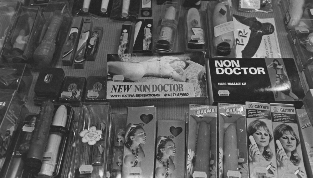 1980: Bilde av et utstillingsvindu i en sexleketøybutikk i Tyskland. 1980: Bilde av et utstillingsvindu i en sexleketøybutikk i Tyskland.
