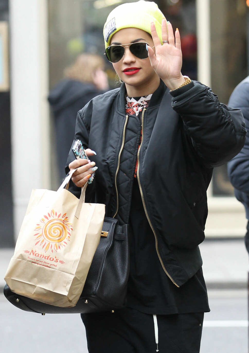 KLASSIKER: Ray-Bans «Aviator»-briller har holdt hele veien fra 1936 og frem til i dag. Her er Rita Ora ute og lufter sine. KLASSIKER: Ray-Bans «Aviator»-briller har holdt hele veien fra 1936 og frem til i dag. Her er Rita Ora ute og lufter sine.