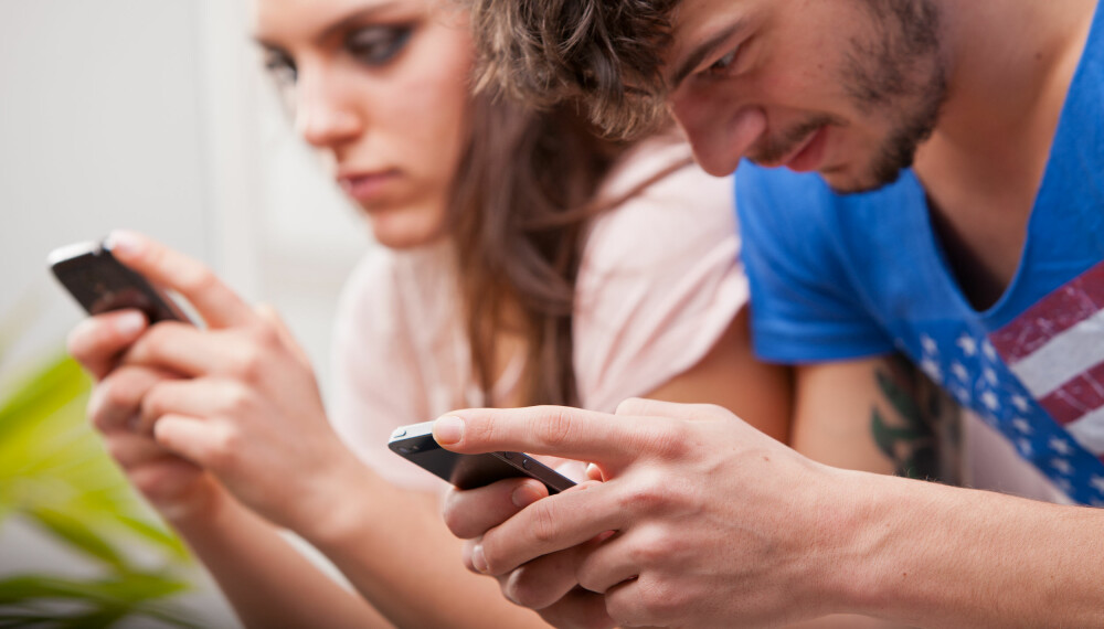 SAMMEN UTEN Å VÆRE NÆR: Man kan fysisk være sammen, helt uten å være nære eller intime. For eksempel, om begge sitter med nesa i telefonen. SAMMEN UTEN Å VÆRE NÆR: Man kan fysisk være sammen, helt uten å være nære eller intime. For eksempel, om begge sitter med nesa i telefonen.