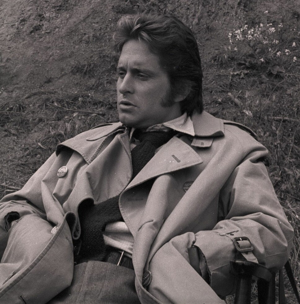 PÅ SETTET: Skuespiller Michael Douglas i trenchcoat på settet til krimserien The Streets of San Fransisco i 1973. PÅ SETTET: Skuespiller Michael Douglas i trenchcoat på settet til krimserien The Streets of San Fransisco i 1973.
