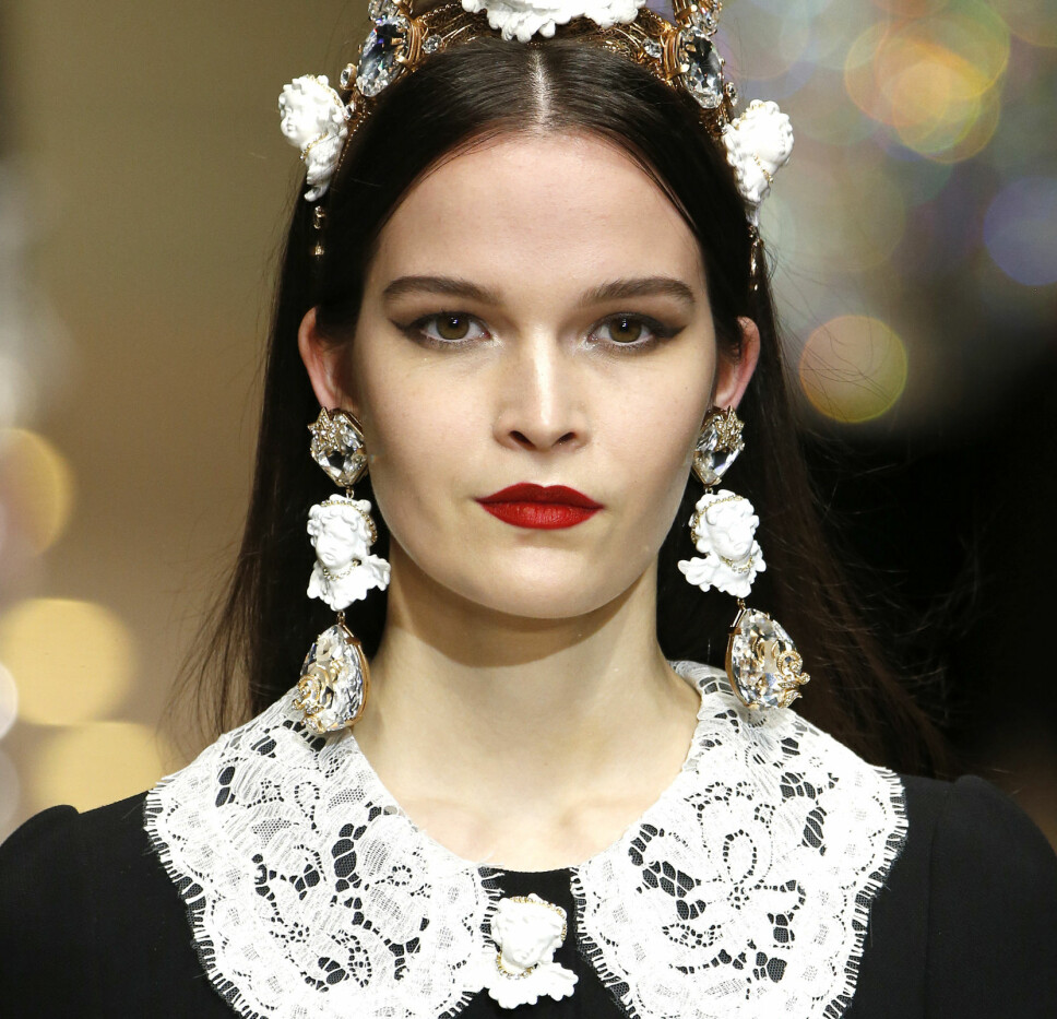 MYE ER MER: Eller hva med en blondekrage, kombinert med brosje, store øredobber og diadem? Som sett hos Dolce & Gabbana. MYE ER MER: Eller hva med en blondekrage, kombinert med brosje, store øredobber og diadem? Som sett hos Dolce & Gabbana.
