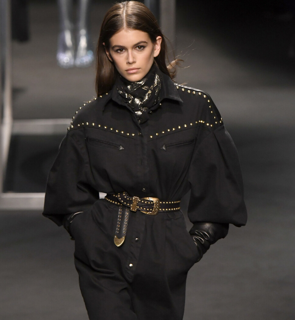 COWBOY: Hent inspirasjon fra ville vesten og gå for et kraftig skinnbelte, eller hvorfor ikke cowboystøvler? Her går Kaia Gerber for Alberta Ferretti. COWBOY: Hent inspirasjon fra ville vesten og gå for et kraftig skinnbelte, eller hvorfor ikke cowboystøvler? Her går Kaia Gerber for Alberta Ferretti.
