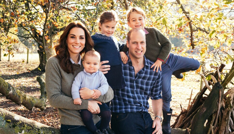 ÅRETS JULEKORT: Kate og William med sine tre barn, Lous, Charlotte og George, på årets julekort fra Kensington Palace. ÅRETS JULEKORT: Kate og William med sine tre barn, Lous, Charlotte og George, på årets julekort fra Kensington Palace.