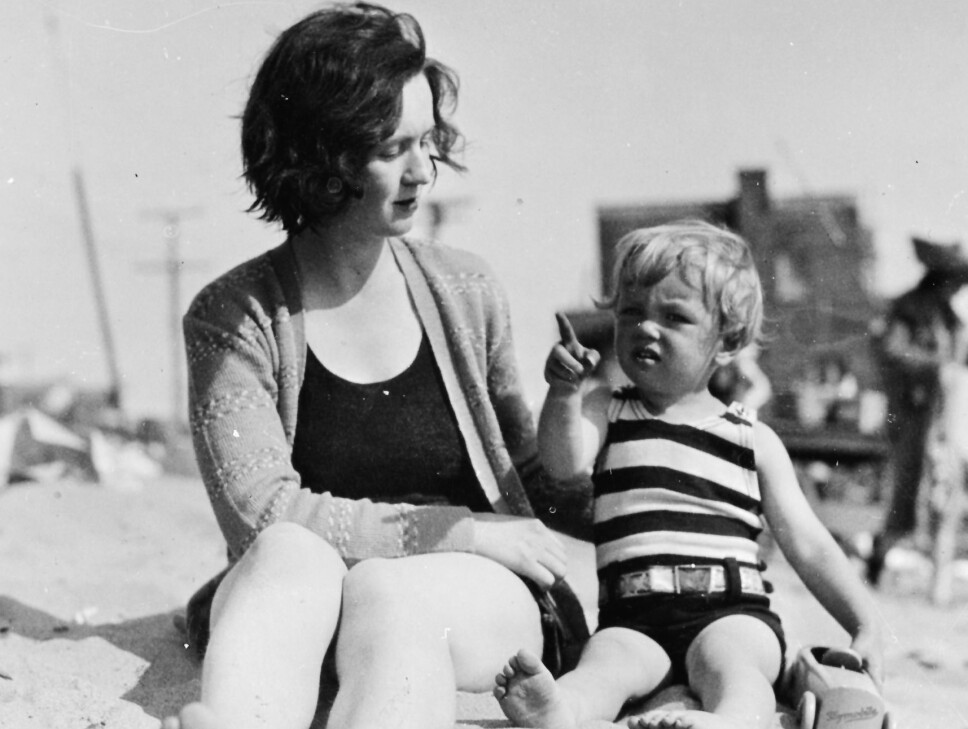 Marylin Monroe fotografert sammen med moren Gladys. Moren var psykisk syk, og tilbrakte store deler av livet sitt på en institusjon. Marylin Monroe fotografert sammen med moren Gladys. Moren var psykisk syk, og tilbrakte store deler av livet sitt på en institusjon.