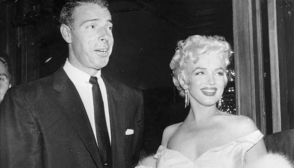 Marilyn Monroe og Joe DiMaggo hadde funnet tilbake til hverandre, og hadde planer om å gifte seg senere samme år . I stedet arrangerte DiMaggio filmstjernens begravelse. Seremonien var intim, og bestod kun av nærmeste familie og venner, Marilyn Monroe og Joe DiMaggo hadde funnet tilbake til hverandre, og hadde planer om å gifte seg senere samme år . I stedet arrangerte DiMaggio filmstjernens begravelse. Seremonien var intim, og bestod kun av nærmeste familie og venner,