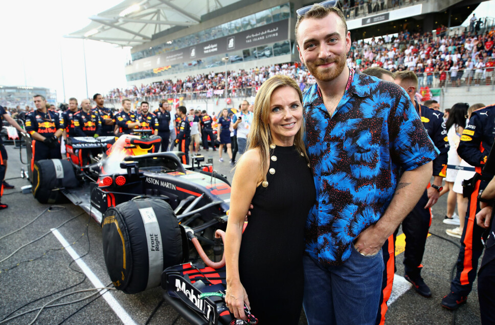 GINGER SPICE: Geri Halliwell poserer sammen med artist Sam Smith før et Formel 1-løp i Abu Dhabi. GINGER SPICE: Geri Halliwell poserer sammen med artist Sam Smith før et Formel 1-løp i Abu Dhabi.