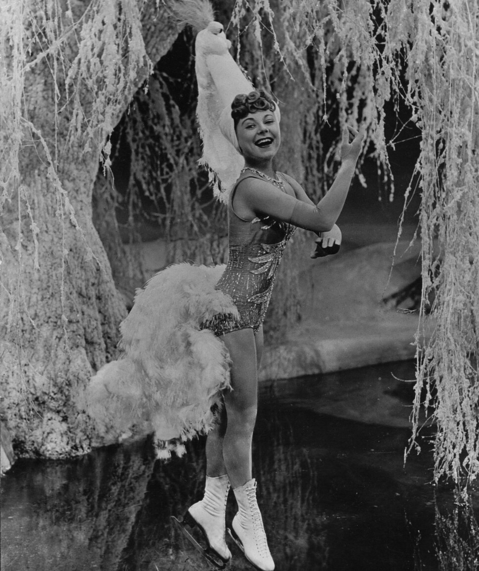 PÅ GLATTISEN:
Sonja Henie var ikke
bare Norges mest
kjente idrettsutøver
– hun var også
landets mest kjente
internasjonale
filmstjerne. PÅ GLATTISEN:
Sonja Henie var ikke
bare Norges mest
kjente idrettsutøver
– hun var også
landets mest kjente
internasjonale
filmstjerne.