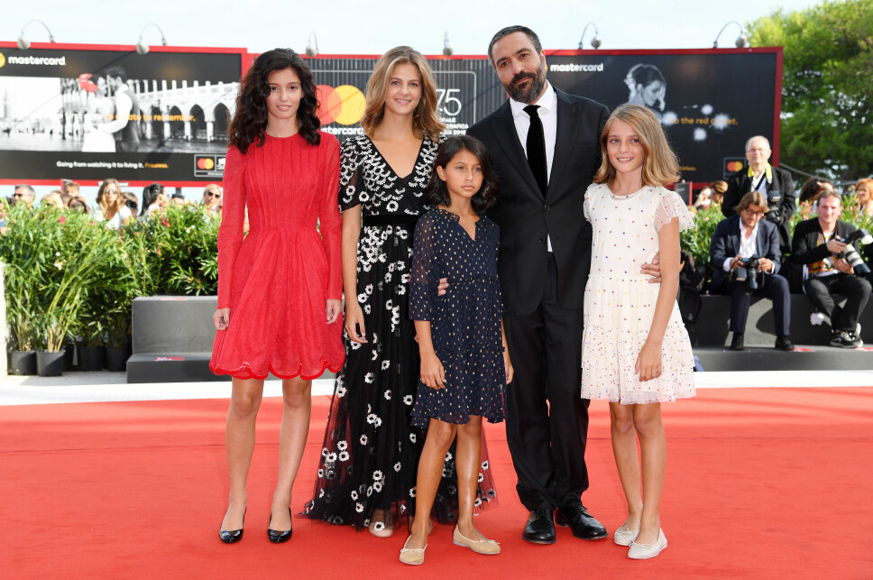 RØD LØPER: Her er Elisa (t.h) på den røde løperen
under filmfestivalen i Venezia i september
sammen med resten av gjengen fra «My Brilliant
Friend». RØD LØPER: Her er Elisa (t.h) på den røde løperen
under filmfestivalen i Venezia i september
sammen med resten av gjengen fra «My Brilliant
Friend».