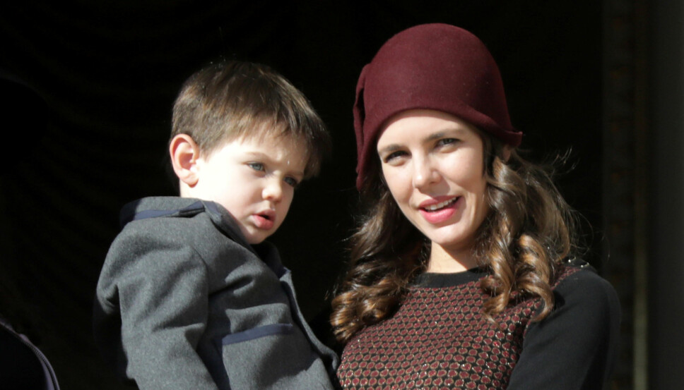 SINGEL MAMMA: Charlotte Casiraghi sammen med sin eldste sønn Raphael. SINGEL MAMMA: Charlotte Casiraghi sammen med sin eldste sønn Raphael.
