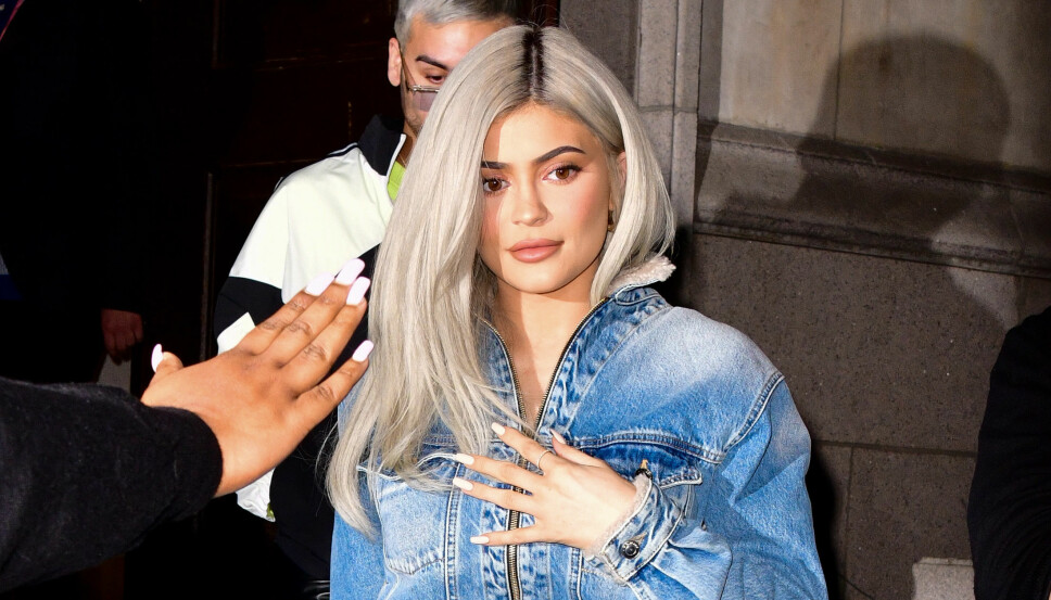 VISTE FREM NY RING PÅ INSTAGRAM: Kylie Jenner er ikke fremmed for iøyenfallende smykker, og viste nylig frem en gigantisk diamantring på Instagram. Ringen har fått ryktene om en forlovelse med kjæresten Travis Scott til å blusse opp. VISTE FREM NY RING PÅ INSTAGRAM: Kylie Jenner er ikke fremmed for iøyenfallende smykker, og viste nylig frem en gigantisk diamantring på Instagram. Ringen har fått ryktene om en forlovelse med kjæresten Travis Scott til å blusse opp.