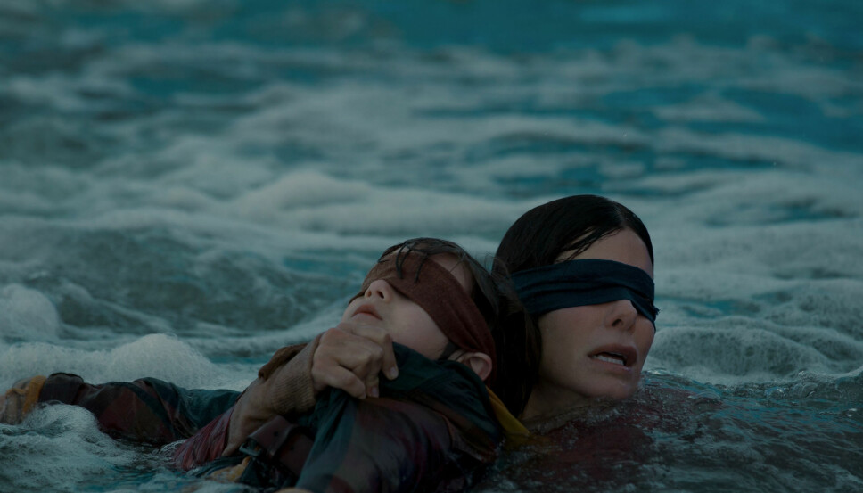 NERVEPIRRENDE: Sandra Bullock gir alt når hun skal redde to barn i filmen «Bird Box». NERVEPIRRENDE: Sandra Bullock gir alt når hun skal redde to barn i filmen «Bird Box».