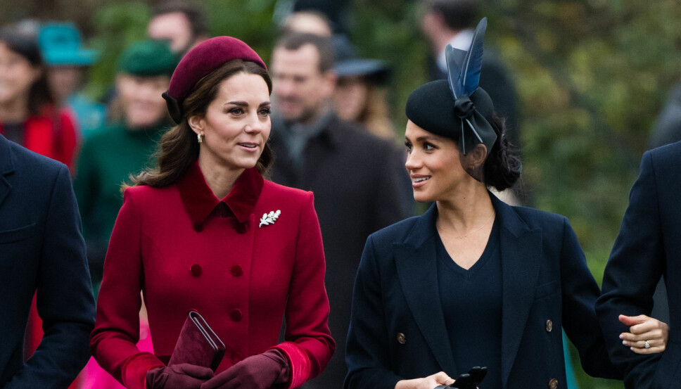 KJØLIG
FORHOLD: Hertuginne
Kate og
hertuginne Meghan
har ikke noe godt forhold.
Smilene deres
er anspente. Her fra julegudstjenesten i Sandringham 1. juledag. KJØLIG
FORHOLD: Hertuginne
Kate og
hertuginne Meghan
har ikke noe godt forhold.
Smilene deres
er anspente. Her fra julegudstjenesten i Sandringham 1. juledag.