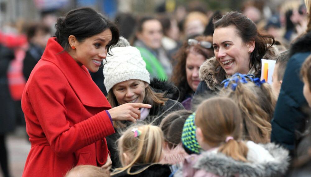 PRATET MED DE OPPMØTTE: Hertuginne Meghan tok seg god tid til å prate med de oppmøtte under det kongelige besøket i Birkenhead tidligere i januar. Der skal hun også ha røpet at hun er seks måneder på vei. PRATET MED DE OPPMØTTE: Hertuginne Meghan tok seg god tid til å prate med de oppmøtte under det kongelige besøket i Birkenhead tidligere i januar. Der skal hun også ha røpet at hun er seks måneder på vei.