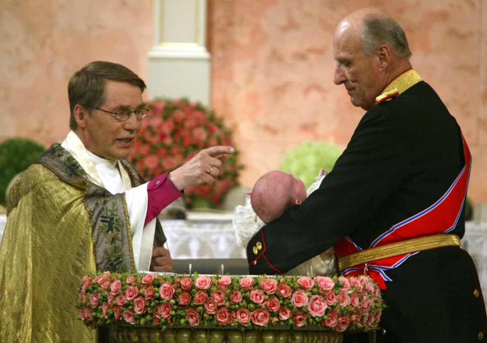 DÅPEN: Biskop Gunnar Stålsett døper prinsesse Ingrid Alexandra som holdes av kong Harald under dåpsseremonien i Slottskapellet i 2004. DÅPEN: Biskop Gunnar Stålsett døper prinsesse Ingrid Alexandra som holdes av kong Harald under dåpsseremonien i Slottskapellet i 2004.