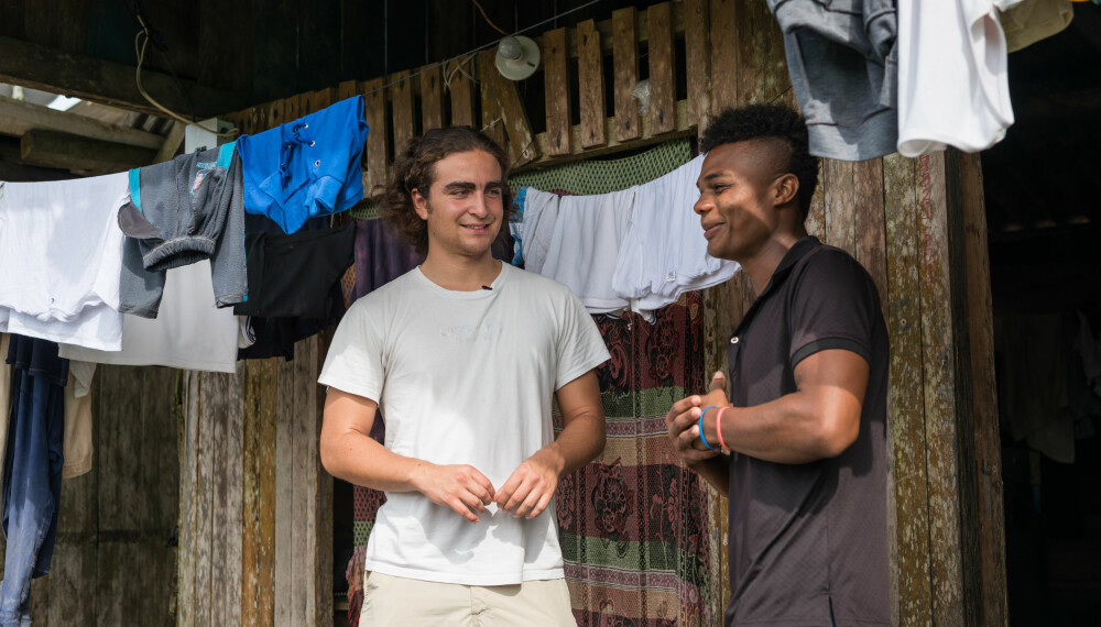 MANN TIL MANN: Marlon og Nilson
har en mann-til-mann-samtale på
balkongen til Nilson i Colombia. MANN TIL MANN: Marlon og Nilson
har en mann-til-mann-samtale på
balkongen til Nilson i Colombia.