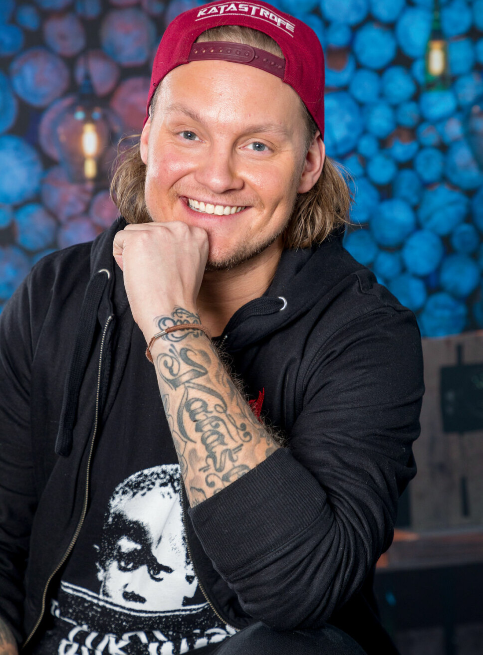 LEVER FOR MUSIKKEN: Petter «Katastrofe» var 13 år da han begynte å skrive låter. Han ble bitt av hiphop-basillen, men følte seg ikke hjemme i miljøet. I dag kaller han seg selv et «pop-hue», og lever av å skrive humoristiske gladlåter. LEVER FOR MUSIKKEN: Petter «Katastrofe» var 13 år da han begynte å skrive låter. Han ble bitt av hiphop-basillen, men følte seg ikke hjemme i miljøet. I dag kaller han seg selv et «pop-hue», og lever av å skrive humoristiske gladlåter.