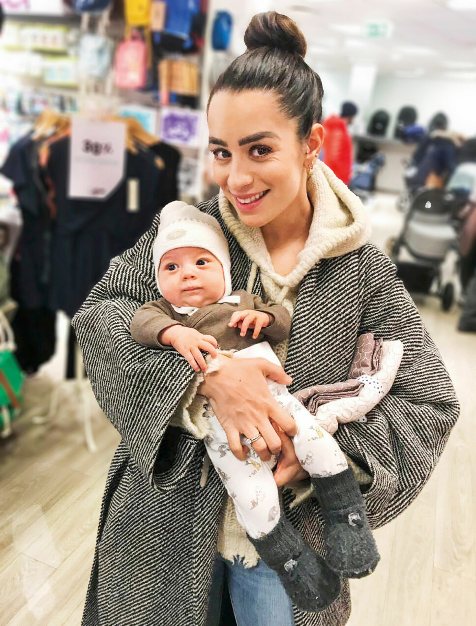 LYKKELIG
BOBLE:
– Jeg elsker
å være
mamma,
forteller
Jamina
Blipp, forelsket
i lille
Noelle.
Jamina
og Stians
datter
kom til verden
etter
en tøff fødsel,
som
endte
med keisersnitt
i
slutten
av november. LYKKELIG
BOBLE:
– Jeg elsker
å være
mamma,
forteller
Jamina
Blipp, forelsket
i lille
Noelle.
Jamina
og Stians
datter
kom til verden
etter
en tøff fødsel,
som
endte
med keisersnitt
i
slutten
av november.