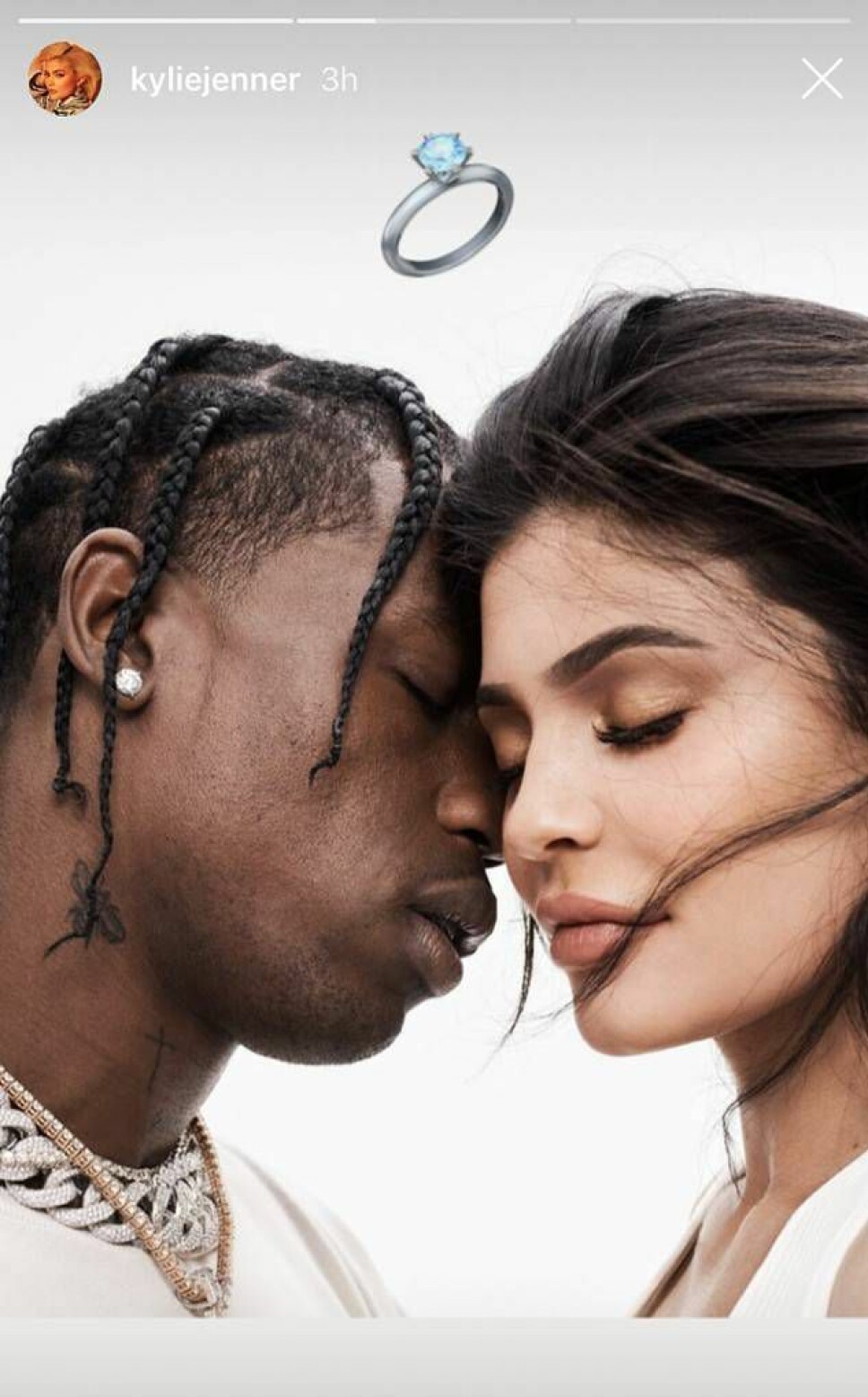 DIAMANTRING: Travis og Kylie, begge kledd i hvitt og toppet med en diamantring-emoji. DIAMANTRING: Travis og Kylie, begge kledd i hvitt og toppet med en diamantring-emoji.