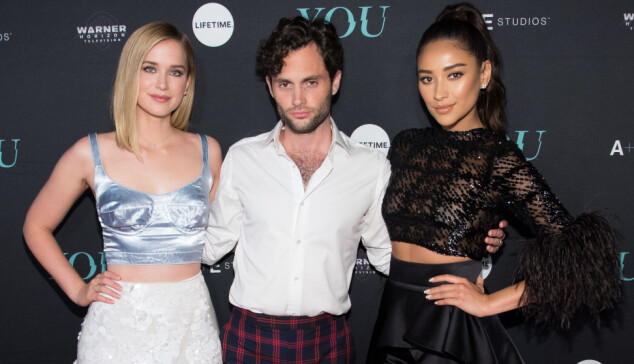 «YOU» ble en viral snakkis etter at den fant veien til Netflix fra Lifetime.. Her er Badgley (Joe) sammen med Elizabeth Lail og Shay Mitchell som hadde sentrale roller i første sesong, «YOU» ble en viral snakkis etter at den fant veien til Netflix fra Lifetime.. Her er Badgley (Joe) sammen med Elizabeth Lail og Shay Mitchell som hadde sentrale roller i første sesong,