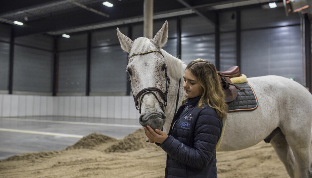 Ingrid Gjelsten har drevet med hest siden hun var seks år. Nå er hun på junior-landslaget. Ingrid Gjelsten har drevet med hest siden hun var seks år. Nå er hun på junior-landslaget.