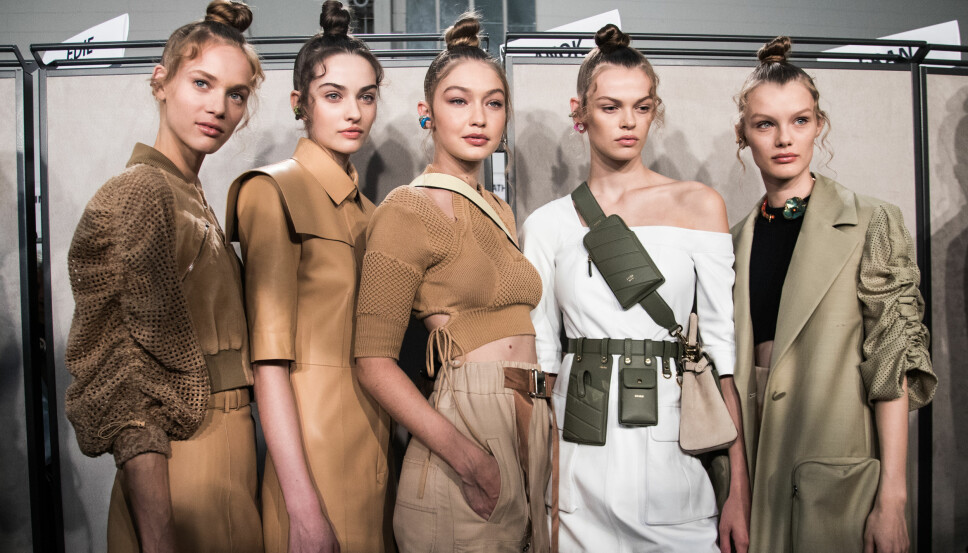 KULE KNUTER: Med noen nye vrier her og der blir hårknuten god som ny. Her poserer Gigi Hadid og resten av gjengen backstage i forkant av Fendi-showet. KULE KNUTER: Med noen nye vrier her og der blir hårknuten god som ny. Her poserer Gigi Hadid og resten av gjengen backstage i forkant av Fendi-showet.