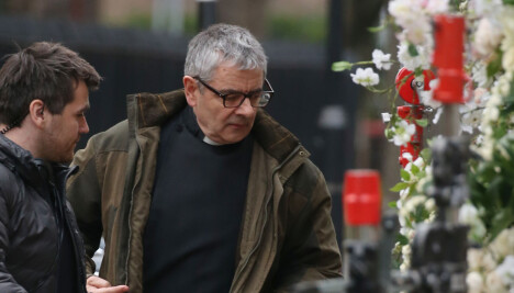 Rowan Atkinson under innspillingen av oppfølgeren til «Fire bryllup og en gravferd». Rowan Atkinson under innspillingen av oppfølgeren til «Fire bryllup og en gravferd».