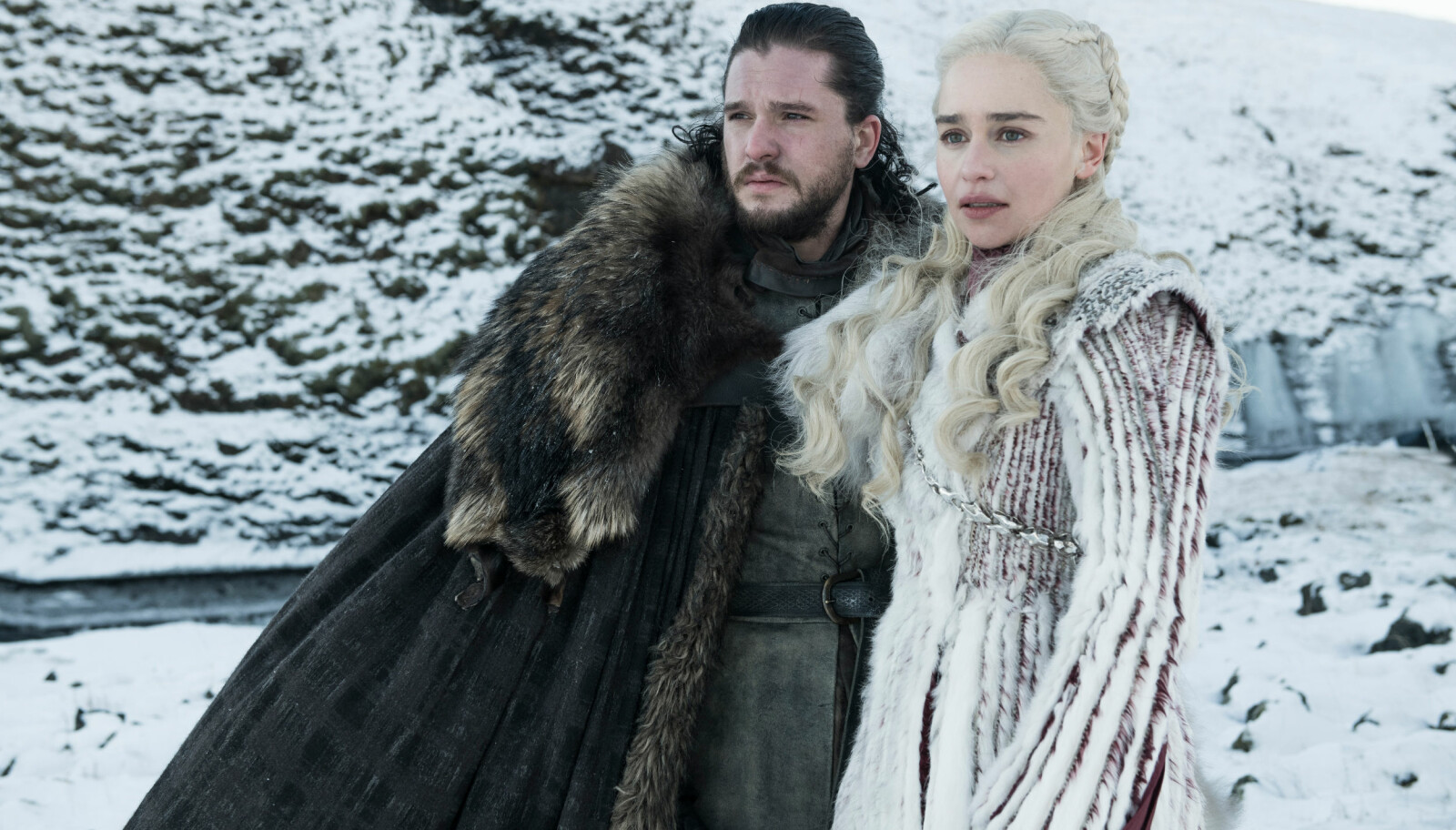 SNART TILBAKE PÅ SKJERMEN: Kit Harington i rollen som Jon Snow og Emilia Clarke som Daenerys Targaryen på et av de første bildene fra sesong åtte av «Game of Thrones». SNART TILBAKE PÅ SKJERMEN: Kit Harington i rollen som Jon Snow og Emilia Clarke som Daenerys Targaryen på et av de første bildene fra sesong åtte av «Game of Thrones».