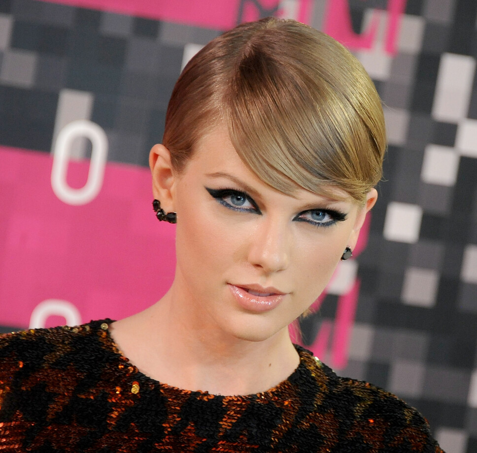 SIGNATURLOOK: Taylor Swift slik vi ofte ser henne - med tykk, svart eyeliner. Popdronningen forteller at hun tidvis brukte sprittusj når hun sminket seg. SIGNATURLOOK: Taylor Swift slik vi ofte ser henne - med tykk, svart eyeliner. Popdronningen forteller at hun tidvis brukte sprittusj når hun sminket seg.