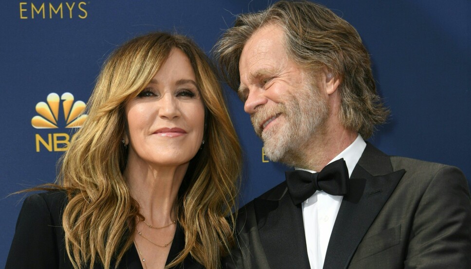 MED EKTEMANNEN: Felicity Huffman slik vi er vant til å se henne på den røde løperen. Her sammen med ektemannen William H. Macy. MED EKTEMANNEN: Felicity Huffman slik vi er vant til å se henne på den røde løperen. Her sammen med ektemannen William H. Macy.
