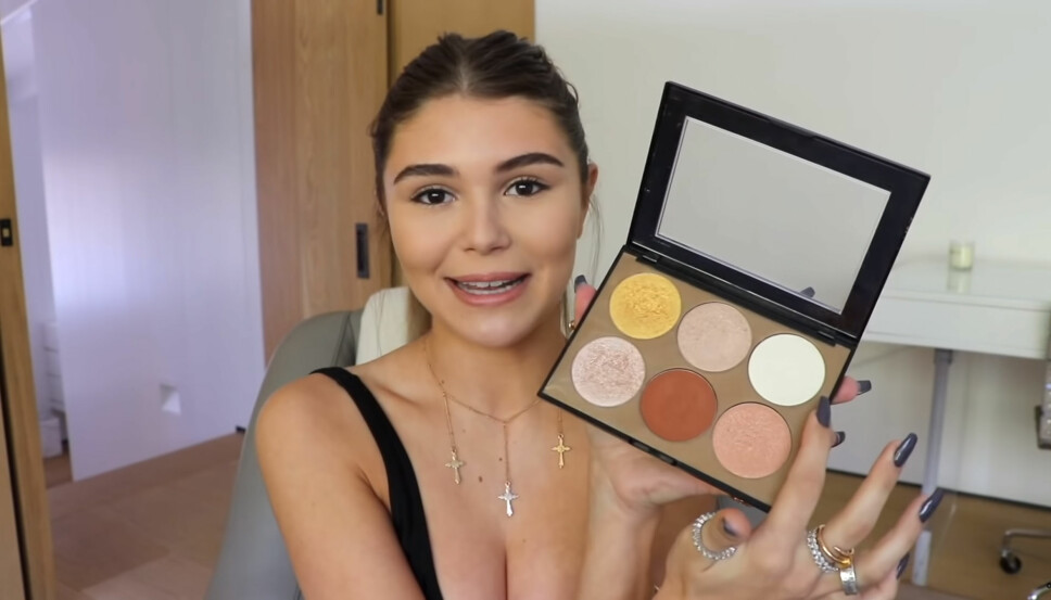 BORTE FRA SORTIMENTET: Olivia Jade promoterer her highlighter-paletten som nå er borte fra Sephoras sortiment. BORTE FRA SORTIMENTET: Olivia Jade promoterer her highlighter-paletten som nå er borte fra Sephoras sortiment.