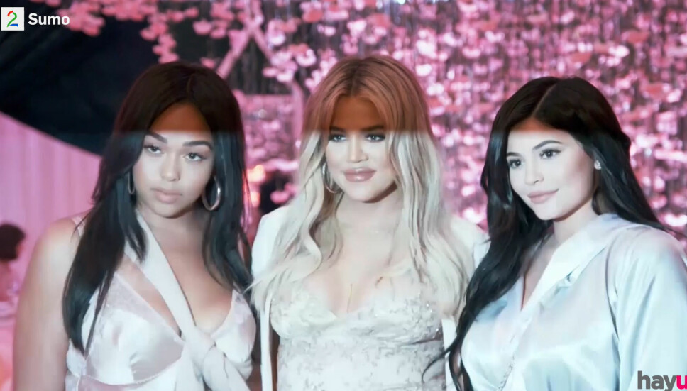 FØR FORHOLDET SLO SPREKKER: Jordyn Woods, Khloe Kardashian og Kylie Jenner i et glimt fra promoen til den 16. sesongen av «Keeping Up With The Kardashians». Dette var før Jordyn Woods innrømmet å ha kysset Khloe Kardashians ekskjæreste Tristan Thompson på en hjemmefest, og vennskapsforholdet (så vidt vi vet i alle fall) tok slutt. FØR FORHOLDET SLO SPREKKER: Jordyn Woods, Khloe Kardashian og Kylie Jenner i et glimt fra promoen til den 16. sesongen av «Keeping Up With The Kardashians». Dette var før Jordyn Woods innrømmet å ha kysset Khloe Kardashians ekskjæreste Tristan Thompson på en hjemmefest, og vennskapsforholdet (så vidt vi vet i alle fall) tok slutt.