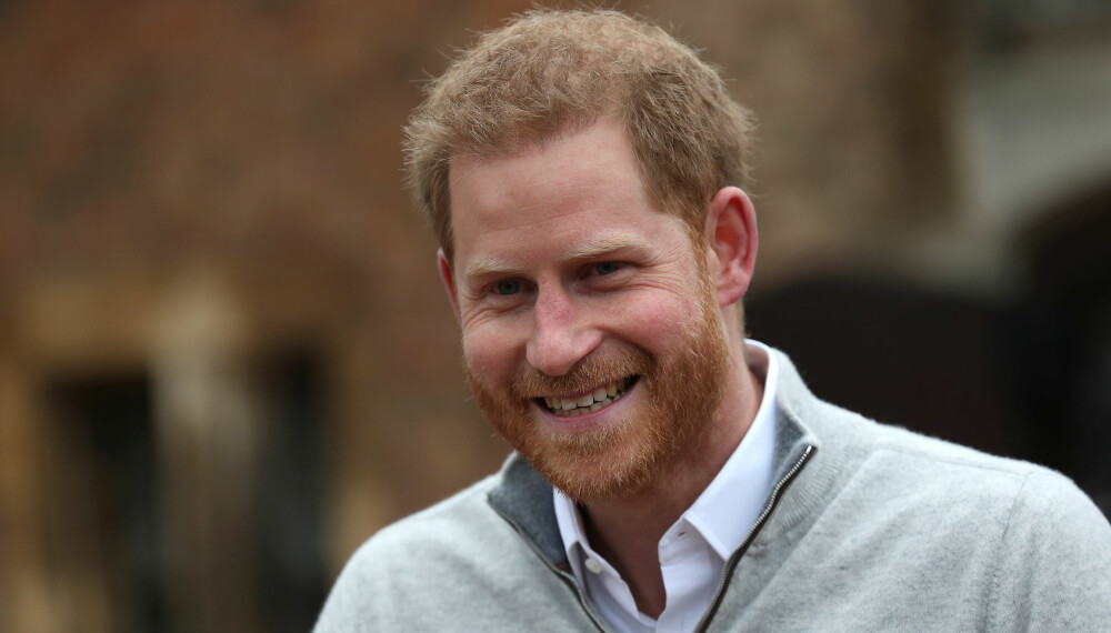PRINS HARRY: En tydelig stolt pappa møtte pressekorpset mandag ettermiddag. PRINS HARRY: En tydelig stolt pappa møtte pressekorpset mandag ettermiddag.