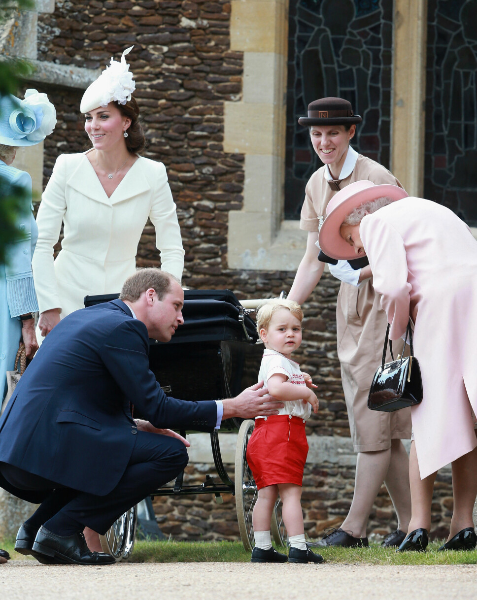 GOD HJELP: Kate, William og lille prins George sammen med barnepiken Maria Teresa Turrion Borralo og dronning Elizabeth under dåpen til prinsesse Charlotte i 2015. Det er antatt at også Meghan og Harry vil få hjelp av en barnepike. GOD HJELP: Kate, William og lille prins George sammen med barnepiken Maria Teresa Turrion Borralo og dronning Elizabeth under dåpen til prinsesse Charlotte i 2015. Det er antatt at også Meghan og Harry vil få hjelp av en barnepike.