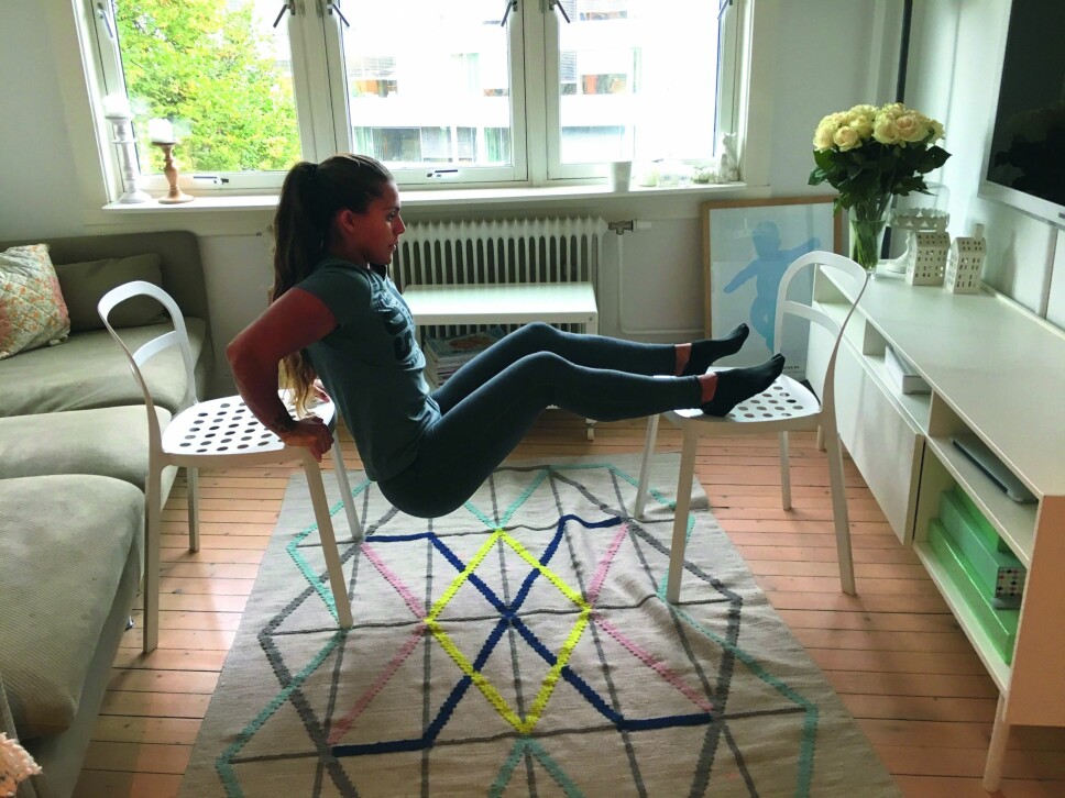 DIPS: Denne øvelsen er effektiv på overarmene. Er det for tungt med to stoler, setter du beina i gulvet. DIPS: Denne øvelsen er effektiv på overarmene. Er det for tungt med to stoler, setter du beina i gulvet.